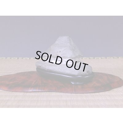 Photo4: Suiseki / Abegawa-ishi ： Kuzuya-ishi (with one pedestal)