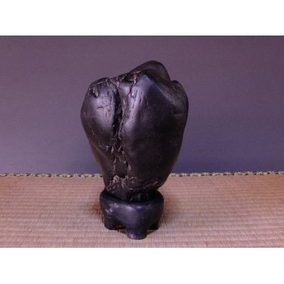 Photo4: Suiseki / Ishikarigawa (Kamuikotan) ： Kotan-seki (with one pedestal)