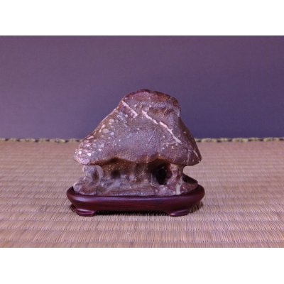 Photo2: Suiseki / Abegawa-ishi ： Kuzuya-ishi (with one pedestal)