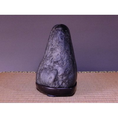 Photo4: Suiseki / Ishikarigawa (Kamuikotan) ： Kotan-seki (with one pedestal)