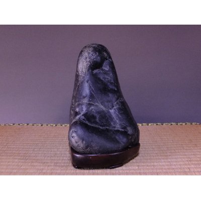 Photo3: Suiseki / Ishikarigawa (Kamuikotan) ： Kotan-seki (with one pedestal)