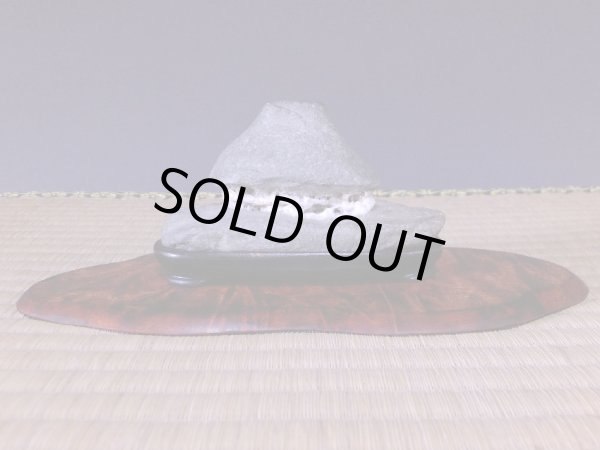 Photo2: Suiseki / Abegawa-ishi ： Kuzuya-ishi (with one pedestal) (2)