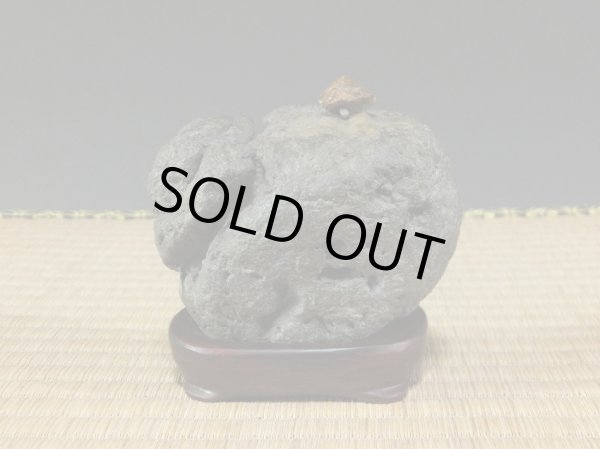 Photo2: Suiseki / Kamogawa-ishi ： Kuzuya-ishi (with one pedestal) (2)