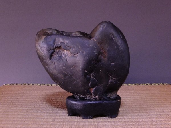 Photo2: Suiseki / Ishikarigawa (Kamuikotan) : Kotan-seki (with one pedestal) (2)