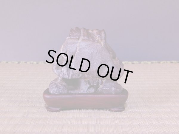 Photo2: Suiseki / Abegawa-ishi ： Kuzuya-ishi (with one pedestal) (2)