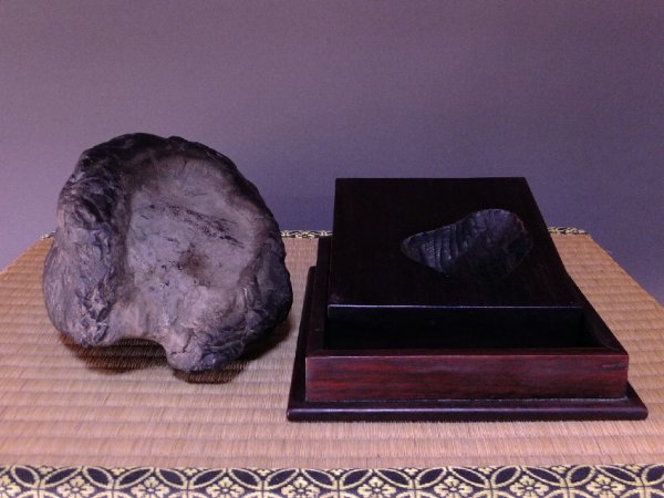 Photo4: Suiseki / Ishikarigawa (Kamuikotan) ： Kotan-seki (with one pedestal) / Two horse's hooves (4)
