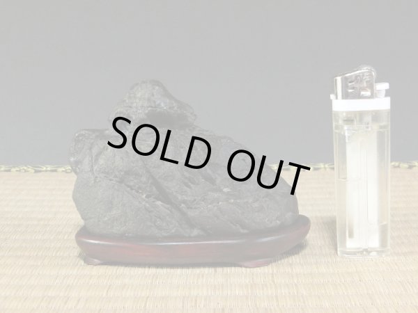 Photo2: Suiseki / Kamogawa-ishi ： Kuzuya-ishi (with one pedestal) (2)