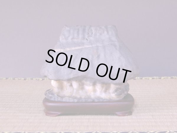 Photo2: Suiseki / Abegawa-ishi ： Kuzuya-ishi (with one pedestal) (2)