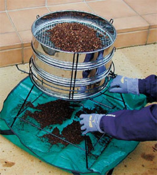 Photo1: Soil sieve stand (1)